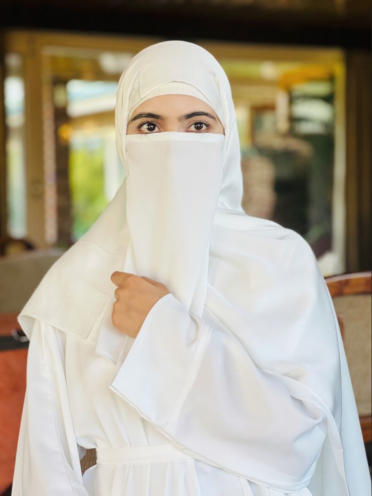 NIQAB - WHITE FEATHER